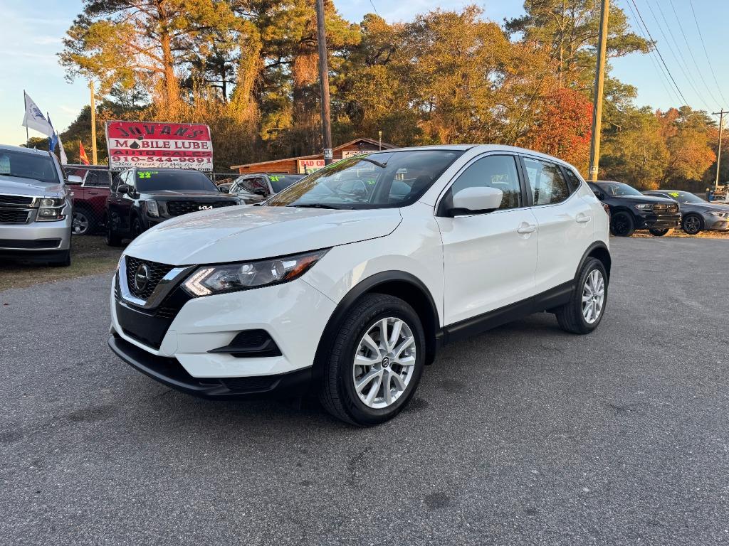 2022 Nissan Rogue Sport S's photo