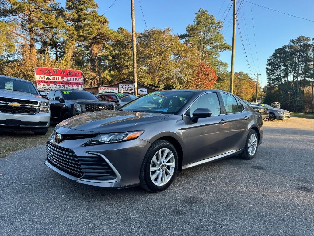 2022 Toyota Camry LE's photo