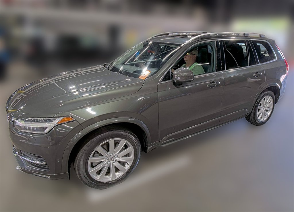 2018 Volvo XC90 T6 AWD Momentum's photo